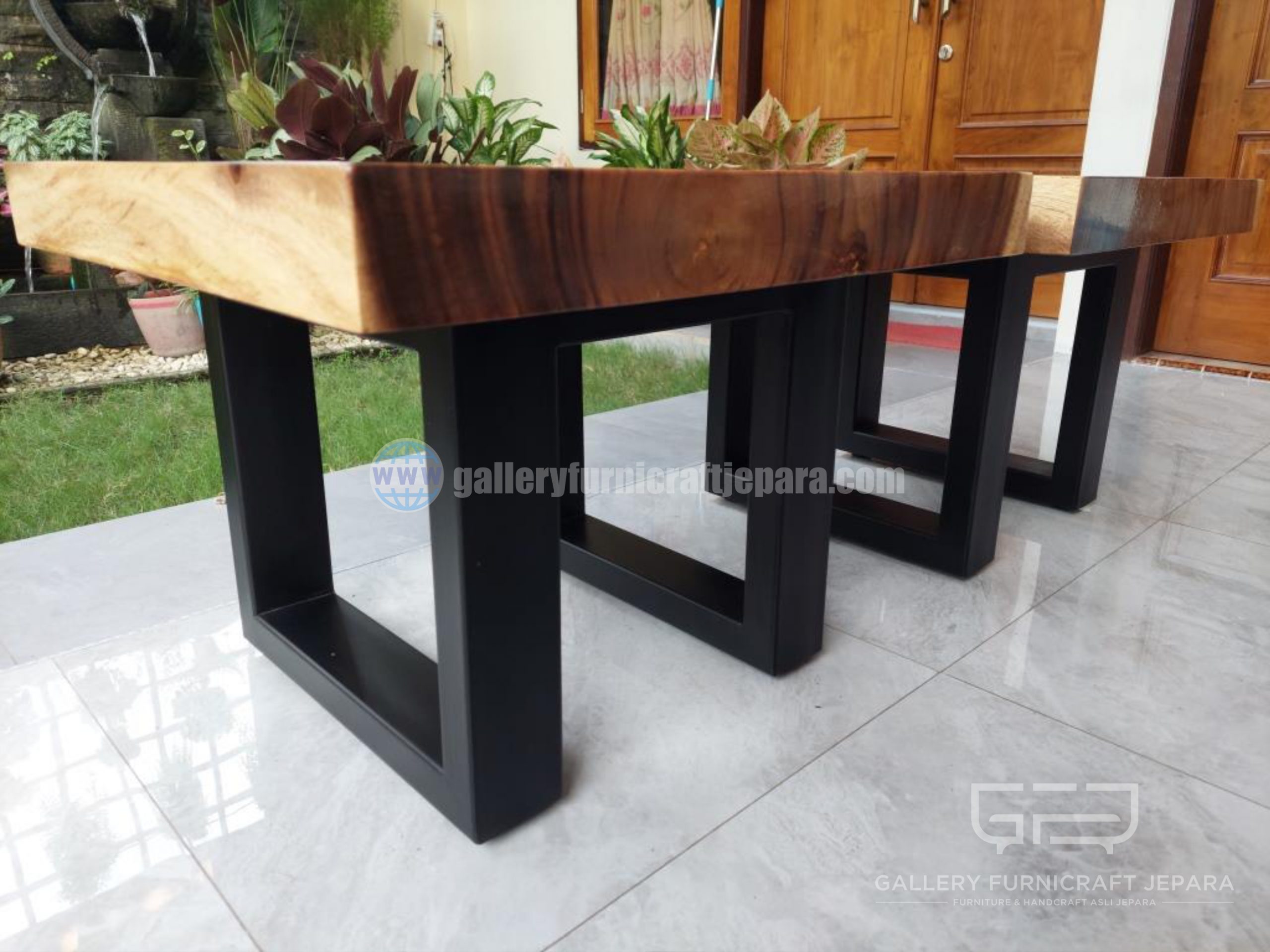 meja kopi kayu trembesi PU glossy 60x60cm 02