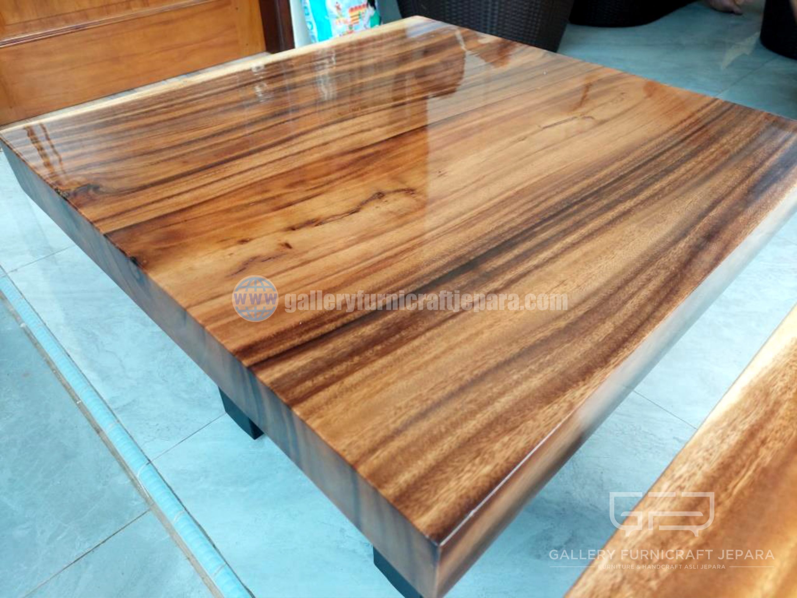 meja kopi kayu trembesi PU glossy 60x60cm 03
