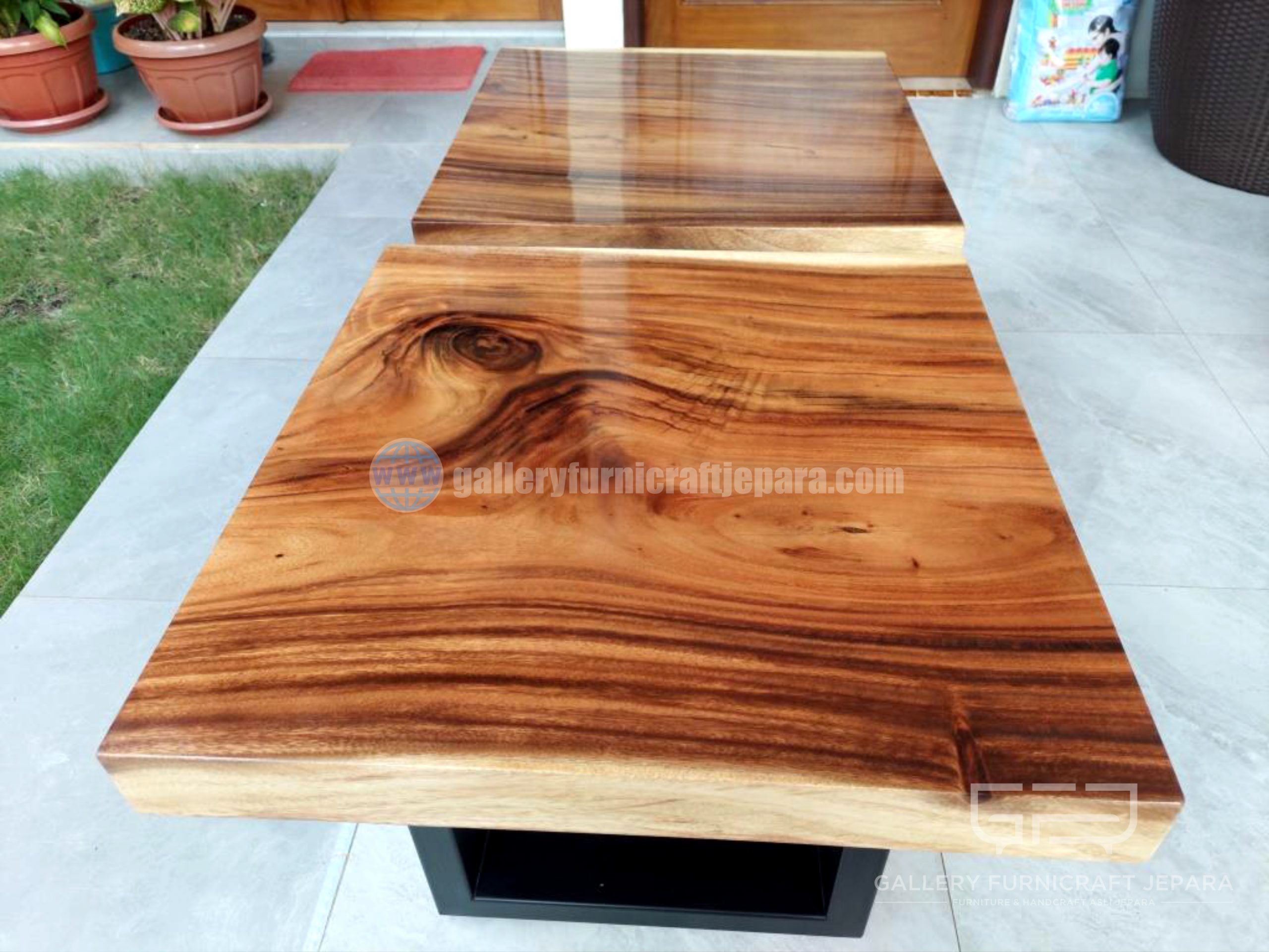 meja kopi kayu trembesi PU glossy 60x60cm 05
