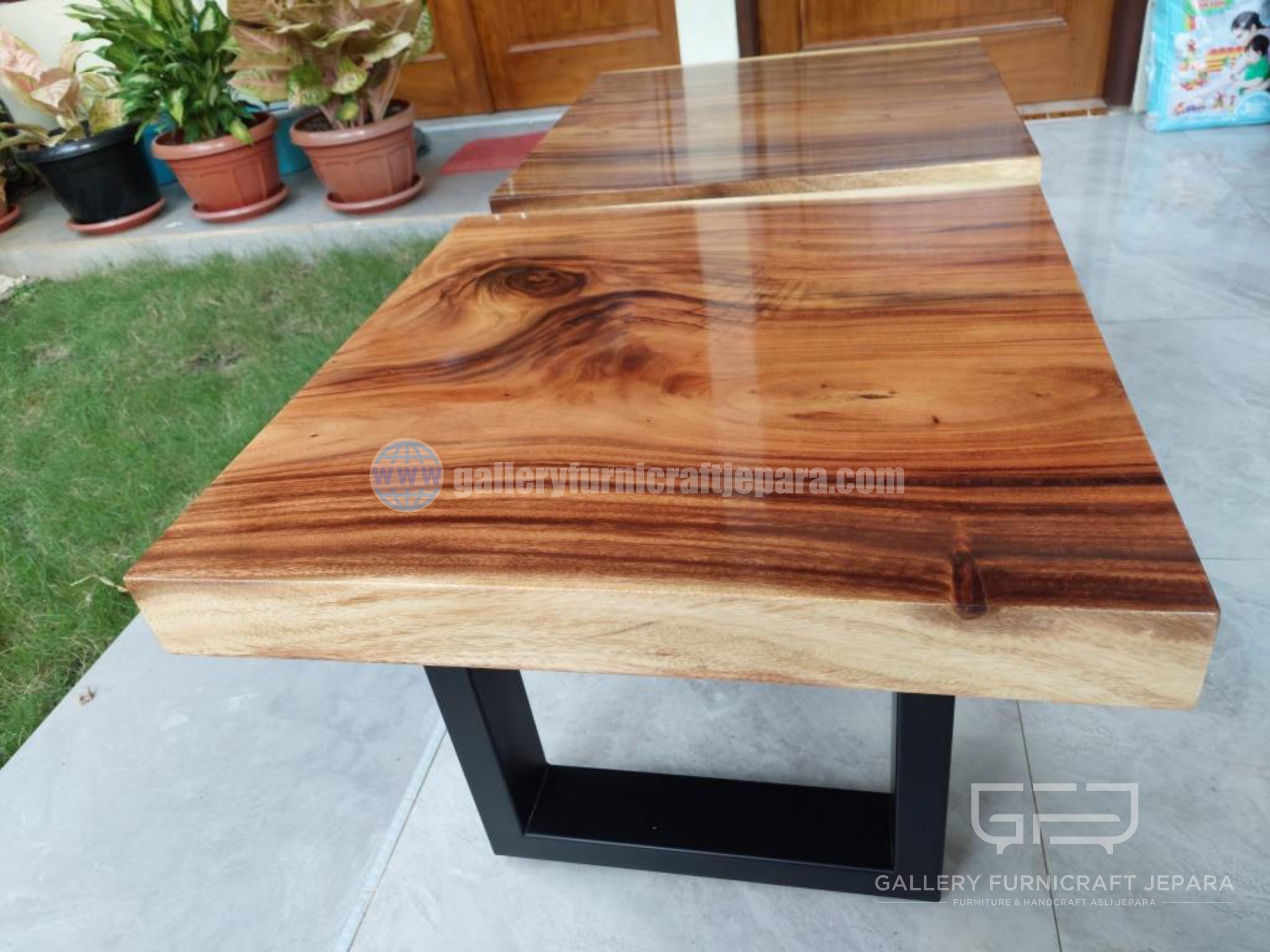 meja kopi kayu trembesi PU glossy 60x60cm