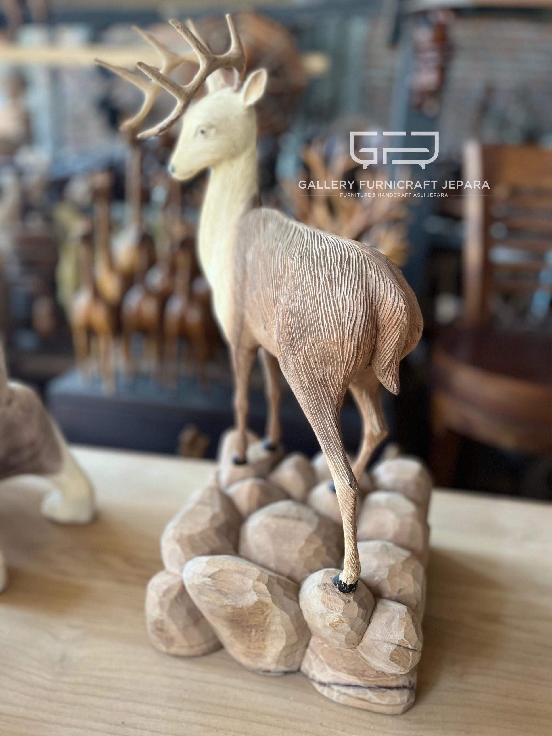 SKU216 patung rusa kayu solid 20x20x45cm @500