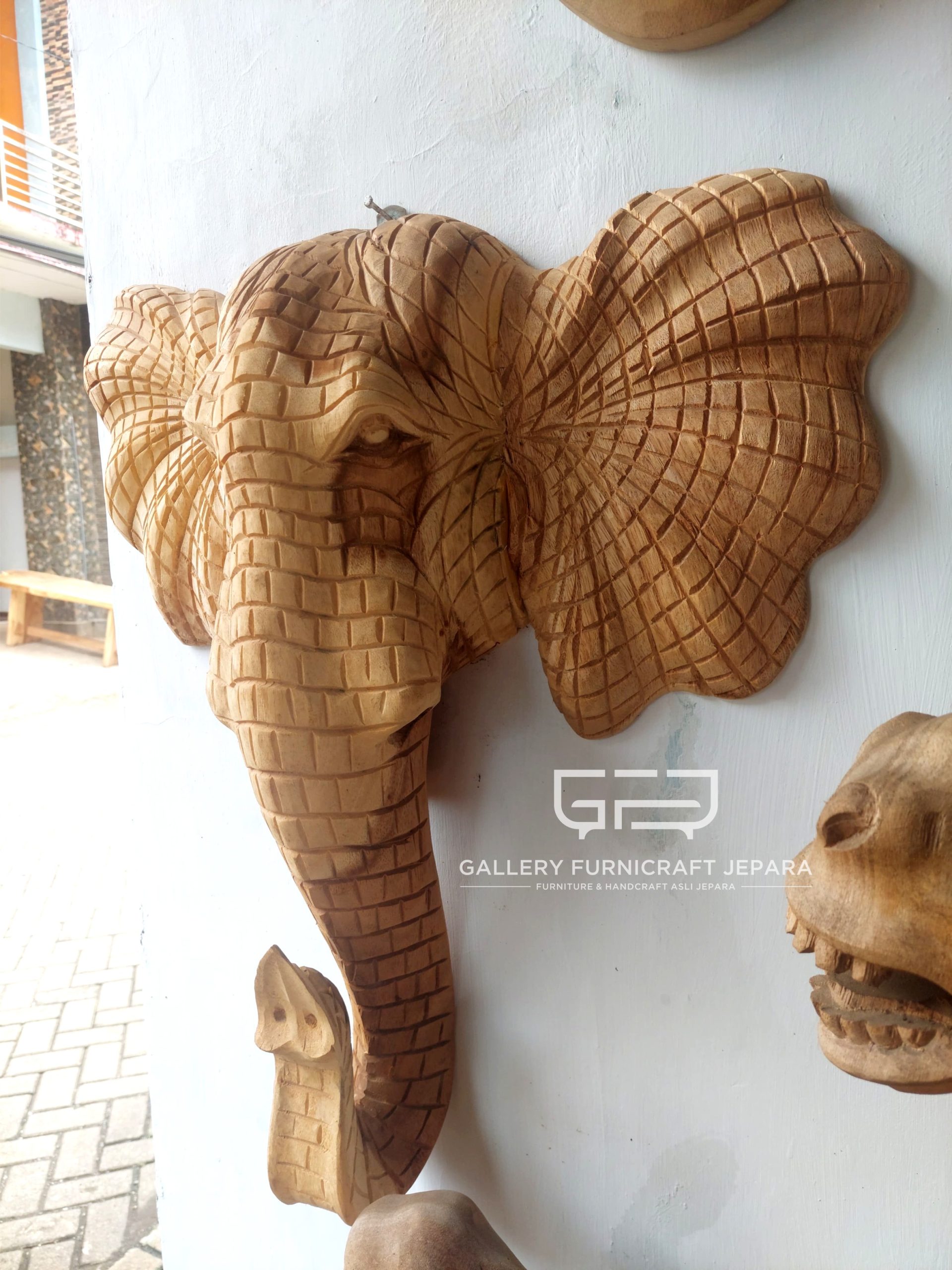SKU264 Hiasan Dinding Kepala Gajah Kayu Trembesi 55x60cm 03