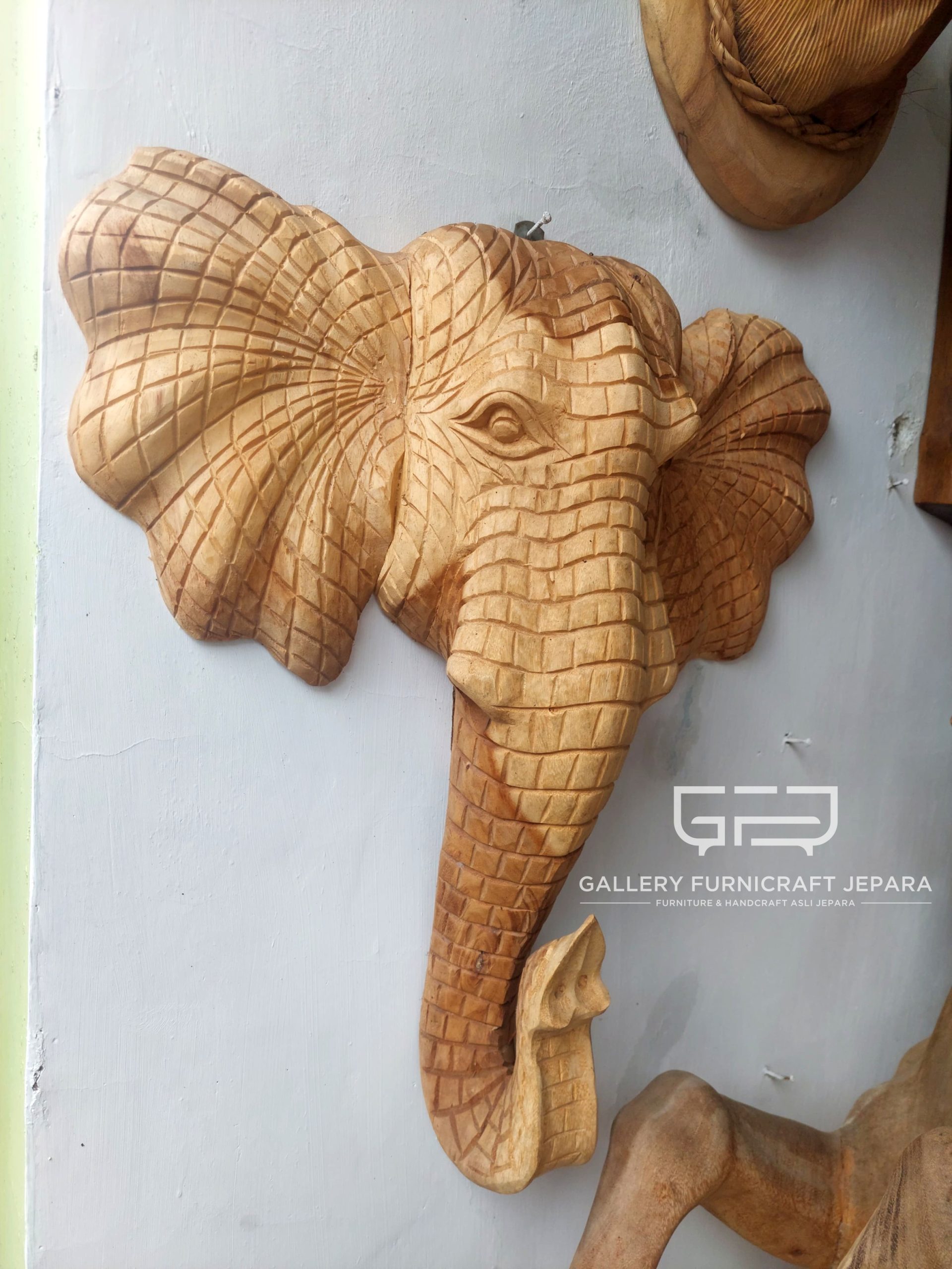 SKU264 Hiasan Dinding Kepala Gajah Kayu Trembesi 55x60cm