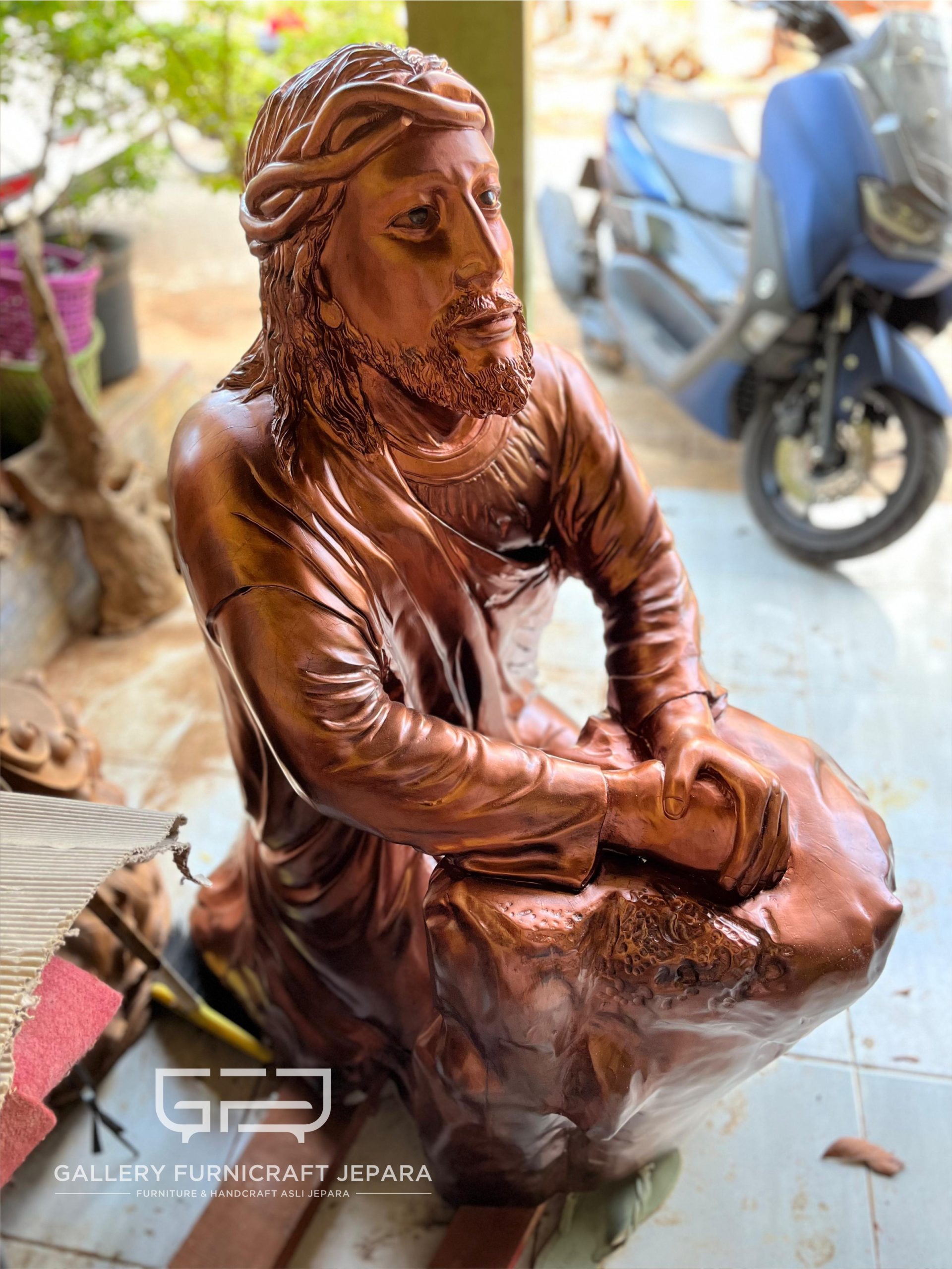 SKU265 Patung Yesus Berdoa Kayu Mahoni Solid Finish Tembaga @7500